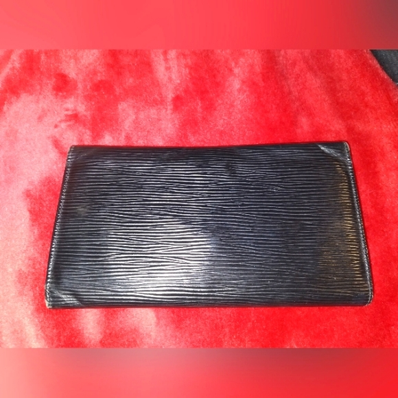 Authentic Louis Vuitton Black Epi Leather Porte Tresor International Wallet - Picture 2 of 16